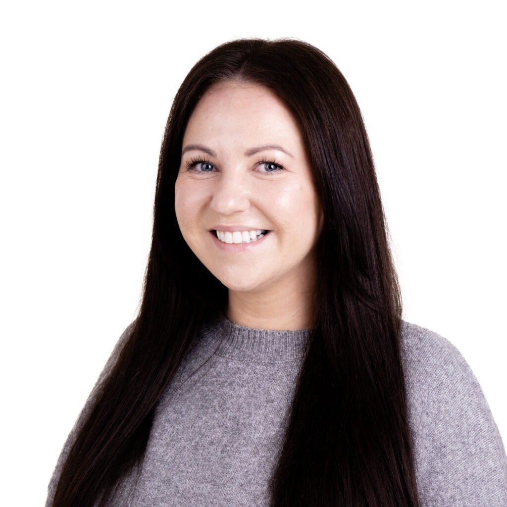 Lyndsay Headshot